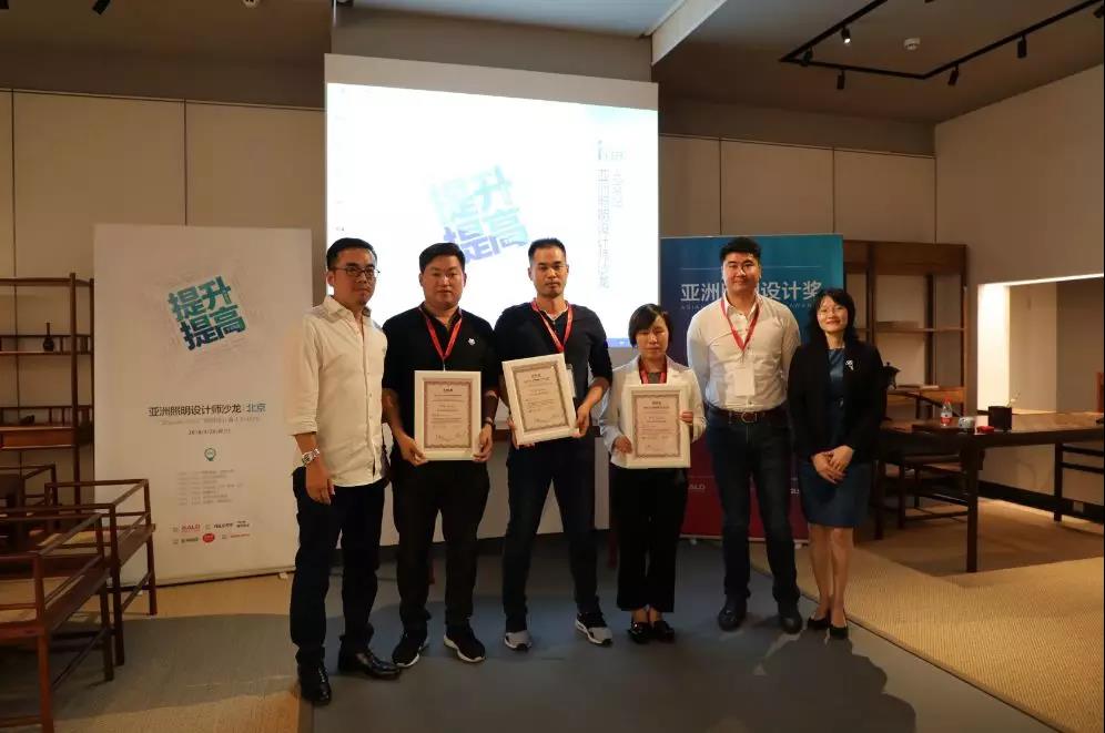 王春龍先生、曾偉云先生和朱月容女士分別為黃曉星、薛剛和郭月華頒獎